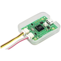 Grüne elektronische Debug-Sonde mit Raspberry Pi-Logo, USB-Anschluss und farbigen Drähten in einem durchsichtigen Gehäuse.